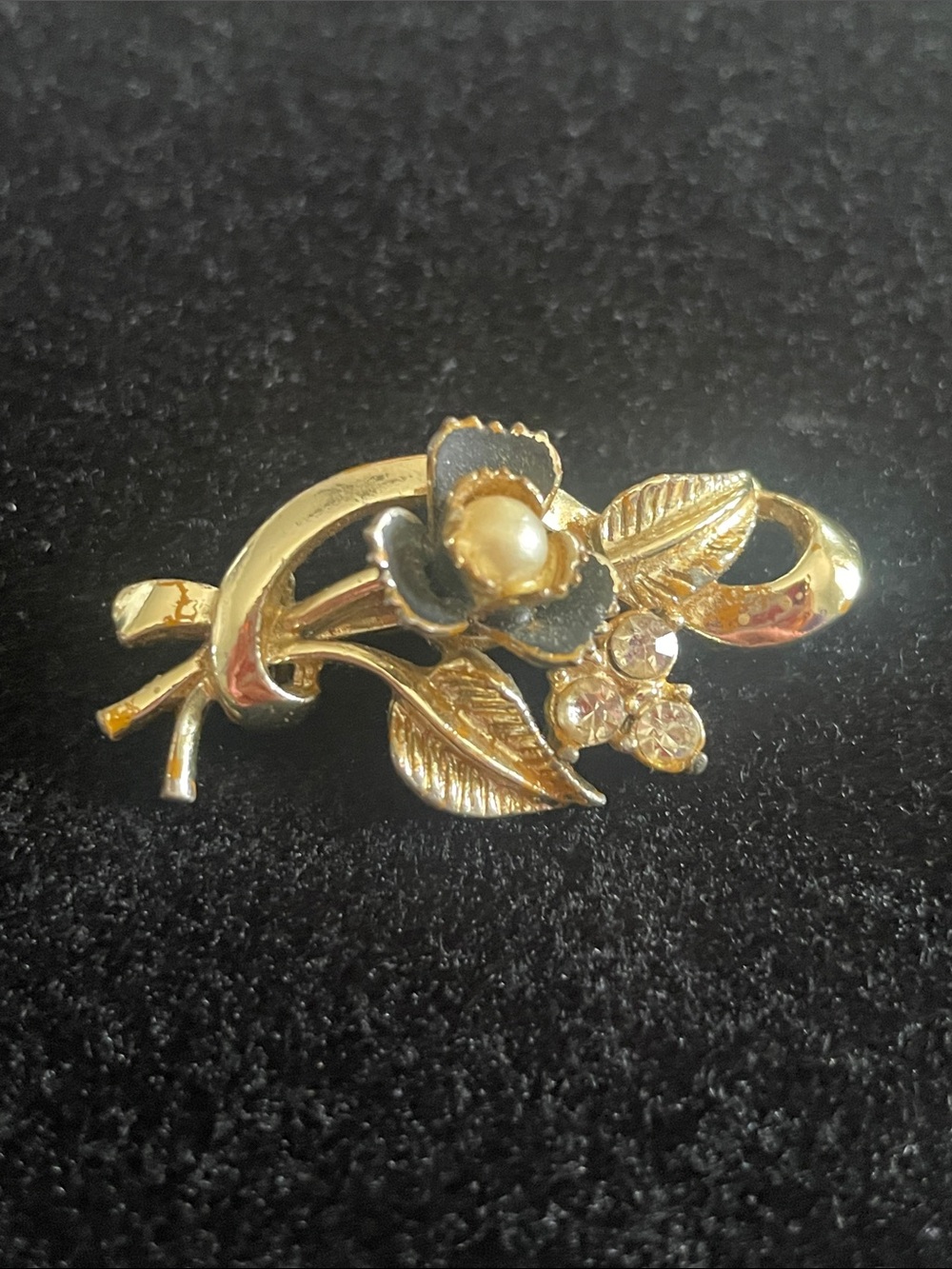 Vintage Flower brooch with Rhinestones!  Great condition!